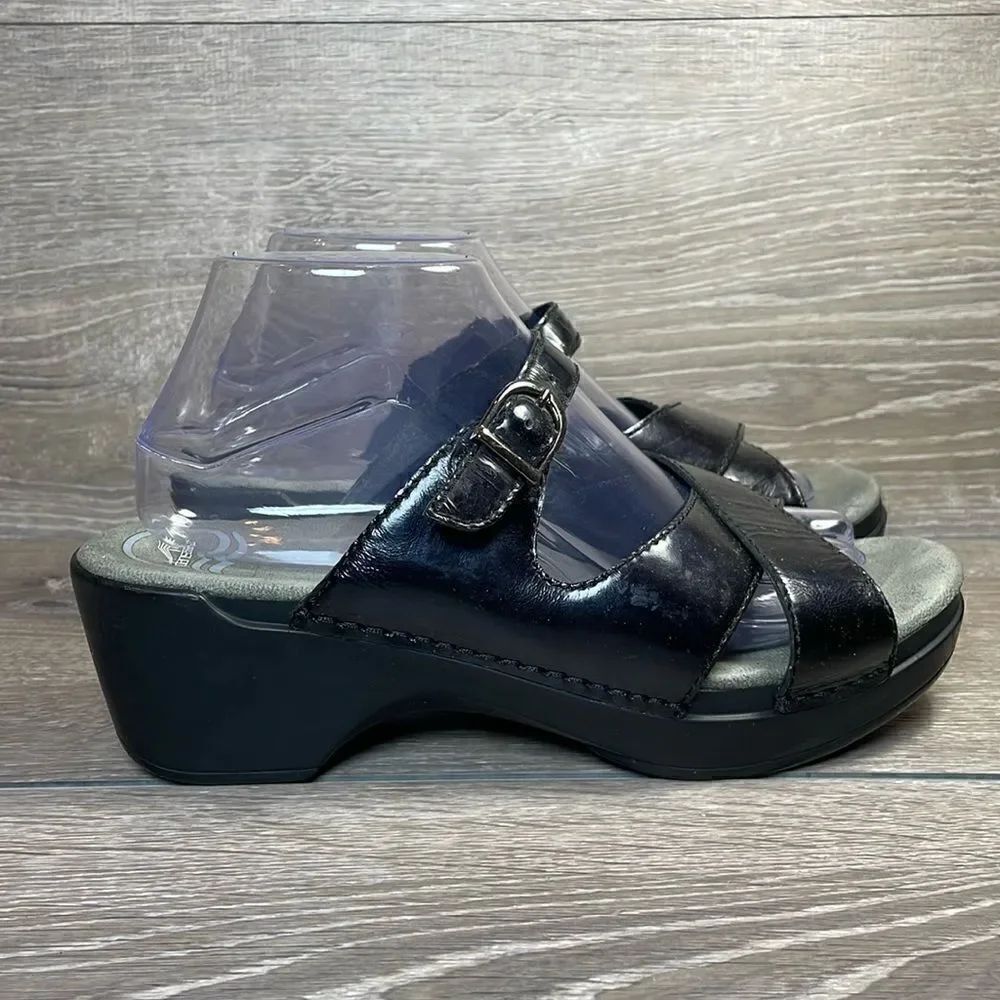 Dansko Sela Women’s Sz 9.5-10/EU 40 Crinkle Black Patent Leather Buckle Clogs